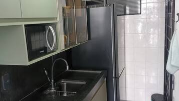 Refrigerador, microondas, placa de cocina, tostadora