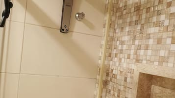 Ducha, secador de pelo, toallas, jabón