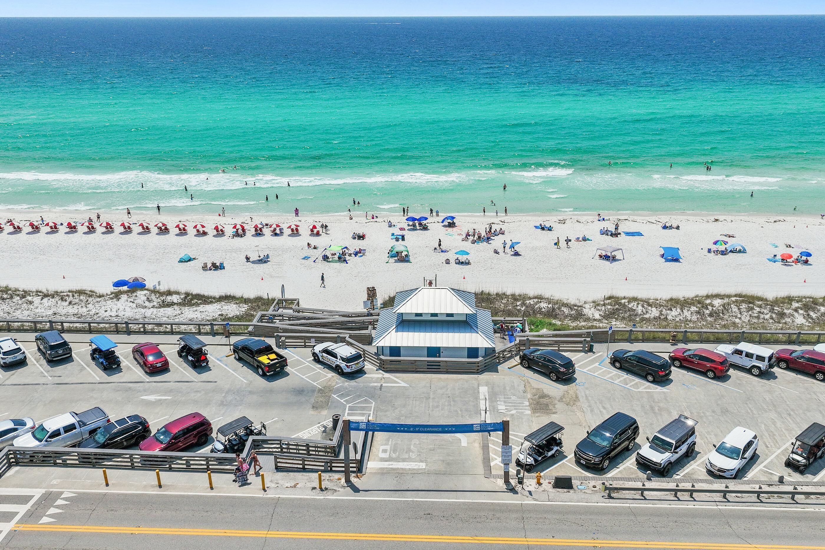 Ein Parkplatz am Strand mit Blick auf das Meer und den Strand.