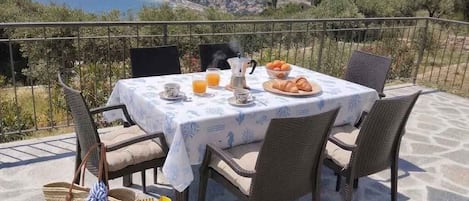 تناول الطعام بالخارج