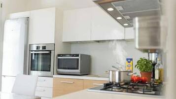 Frigorifero, microonde, forno, piano cottura