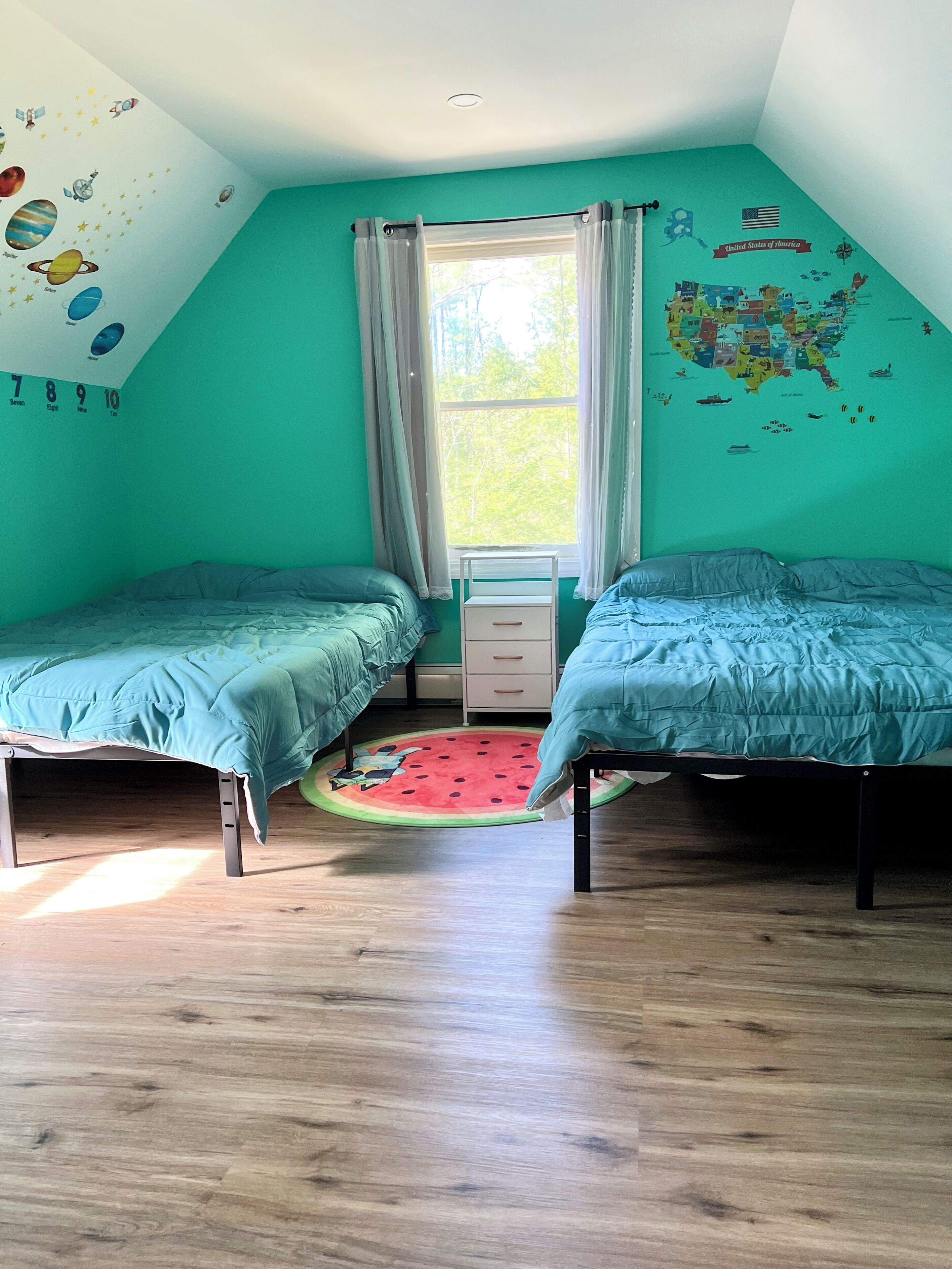 3 bedrooms, desk, iron/ironing board, WiFi (free)