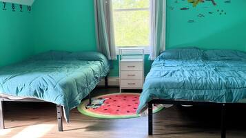 3 bedrooms, desk, iron/ironing board, WiFi (free)