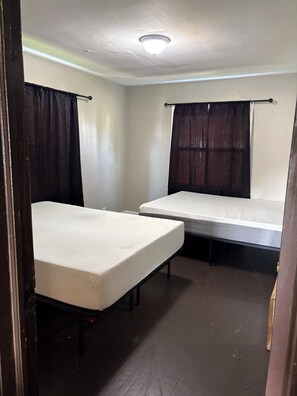 Room - Cozy Rooming Home in Milwaukee with AC, Furnished Rooms, Free Washing & Drying (Milwaukee)
