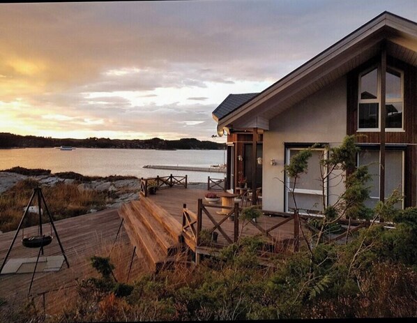 Terrace/patio - Seaside dream cabin with jacuzzi (Steinsland)