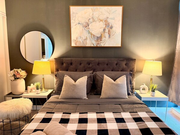 2 bedrooms, free WiFi, bed sheets - Chic 2BR Retreat | Downtown Toronto + Parking (Toronto)