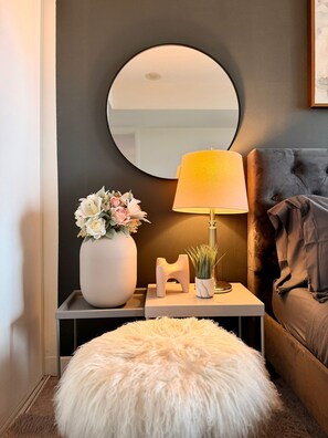 2 bedrooms, free WiFi, bed sheets - Chic 2BR Retreat | Downtown Toronto + Parking (Toronto)