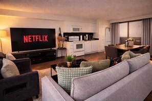 Smart TV - Chic 2BR Retreat | Downtown Toronto + Parking (Toronto)