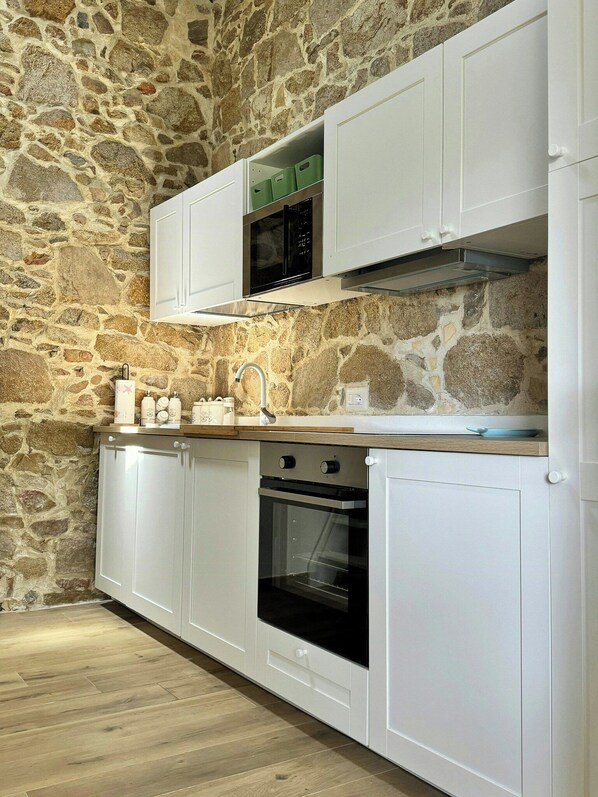 Microwave, oven, dishwasher, coffee/tea maker - Renovated sheepfold between sea and mountains (Solanas)