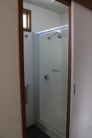 Fleetwood Rainbow Cabin | Bathroom