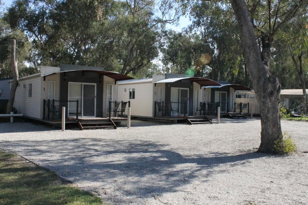Fleetwood Rainbow Cabin | Exterior