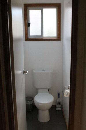 Fleetwood Rainbow Cabin | Bathroom
