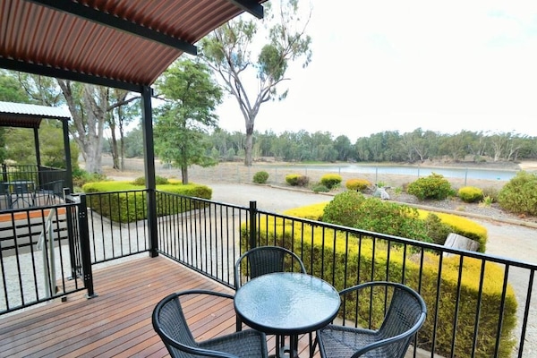 Deluxe Riverview Cabin | Outdoor dining