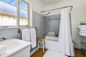 Sèche-cheveux, serviettes fournies, savon, shampoing