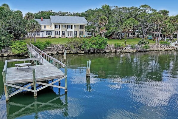 A dock leading to a house with a large lawn and trees. - River Views 1bd/1ba FULL APT Kayaks Walk to EGAD q (Melbourne)