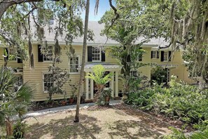 Exterior - River Views Full Apt 1bd/1ba Kayaks & Walk to EGAD (Melbourne)