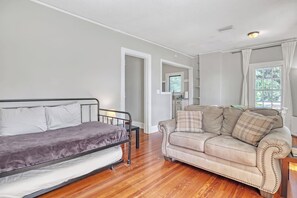 TV - River Views Full Apt 1bd/1ba Kayaks & Walk to EGAD (Melbourne)