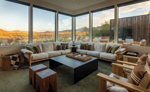 TV, offices - Timber House - Joshua Tree Views, Pool & Spa (Joshua Tree)