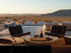 A desert landscape with a pool and seating area. - Hikari House · Wabi-Sabi, Plunge Pool, 5 Acres (Joshua Tree)
