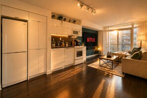 Fridge, microwave, oven, stovetop - Executive 2BR Suite | City Views + Free Parking (Toronto)