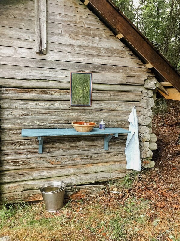 Property grounds - Historic forest cabin by Lake Steinsvannet (Hærland)