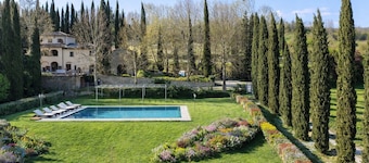 Villa with pool, gym, pond and panoramic views