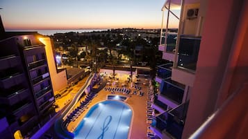 Seasonal outdoor pool, pool umbrellas, sun loungers