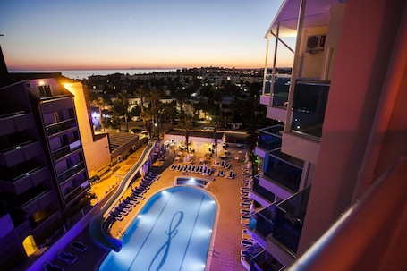 Seasonal outdoor pool, pool umbrellas, sun loungers. Infinity Beach Hotel Konaklı Alanya