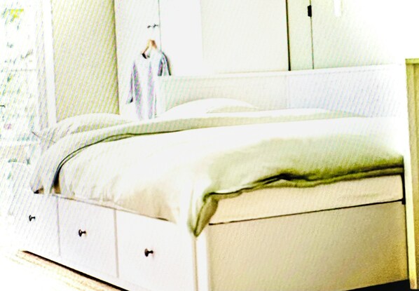 Tabla de planchar con plancha, wifi gratis y ropa de cama 
