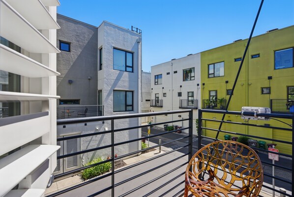 Property grounds - Modern tri-level townhome with 2 bedrooms located in West Oakland. (Oakland)