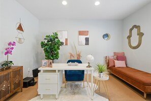 Interior - Modern tri-level townhome with 2 bedrooms located in West Oakland. (Oakland)