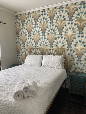 Iron/ironing board, WiFi, bed sheets - Modern tri-level townhome with 2 bedrooms located in West Oakland. (Oakland)
