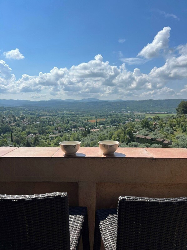 A terrace with two bowls on a table, overlooking a scenic landscape with mountains and greenery. - Village house with valley view in Tourrettes (Tourrettes)