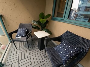 Terrace/patio - Downtown | 1BR Condo | Burrard & Davie (Vancouver)