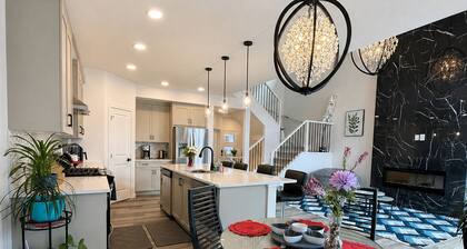 4BR Family Home | Free Parking | Calgary | Near Banff & Stampede