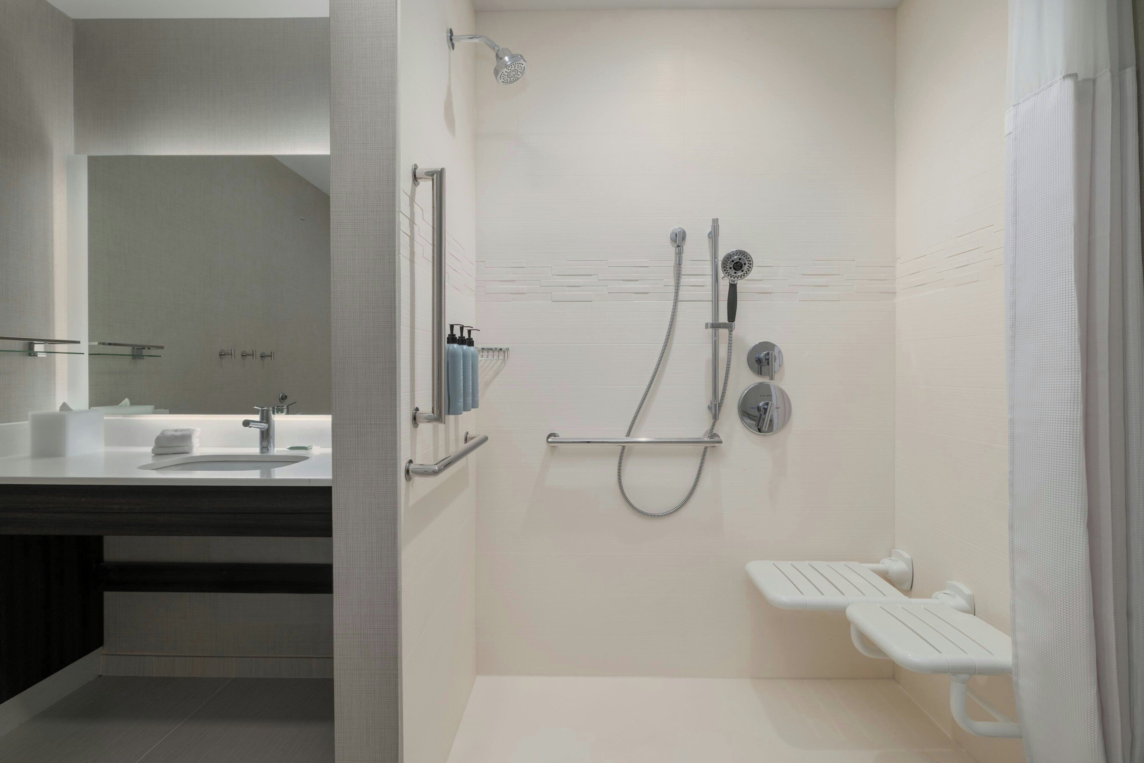 Ein modernes Badezimmer mit Dusche, Toilette und Waschbecken.
