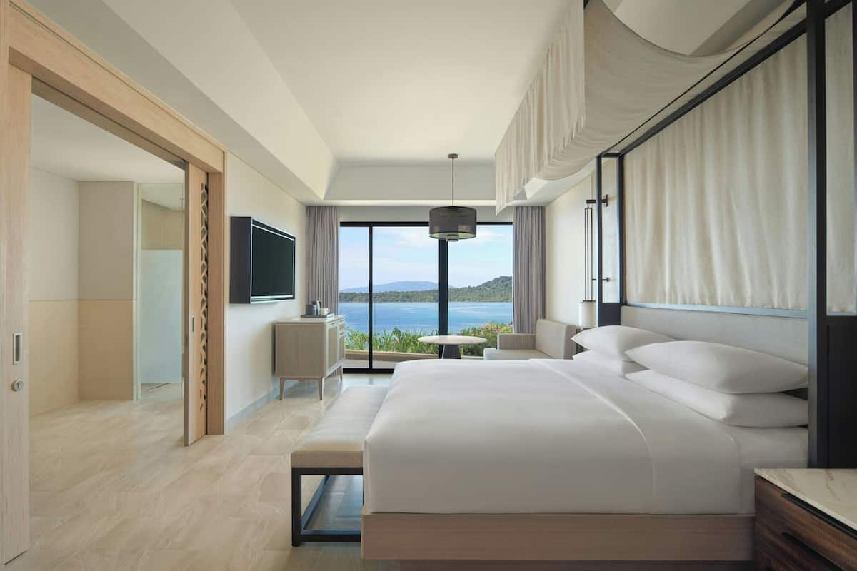 Room, 1 King Bed, Balcony, River View