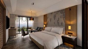 Quarto de hotel com cama grande, escrivaninha, cadeira, TV e vista para o exterior.