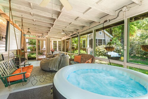 Peaceful 3-bedroom house with Outdoor Projector + Fire Pit in charming Decatur