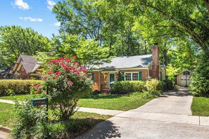 Exterior - Peaceful 3-bedroom house with Outdoor Projector + Fire Pit in charming Decatur (Decatur)
