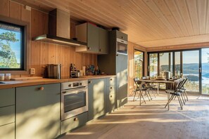 Coffee/tea maker, microwave, oven, dishwasher - Live in treetops with fjord view (Nordre Frogn)