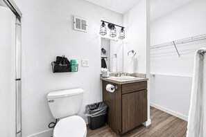 Douche, serviettes fournies, savon, papier toilette