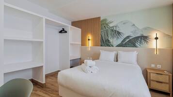 Iron/ironing board, travel crib, WiFi, bed sheets