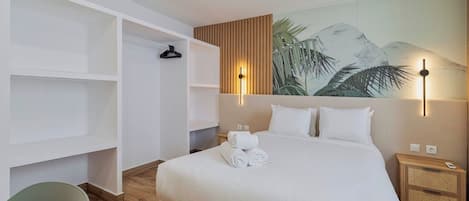 Iron/ironing board, travel crib, WiFi, bed sheets