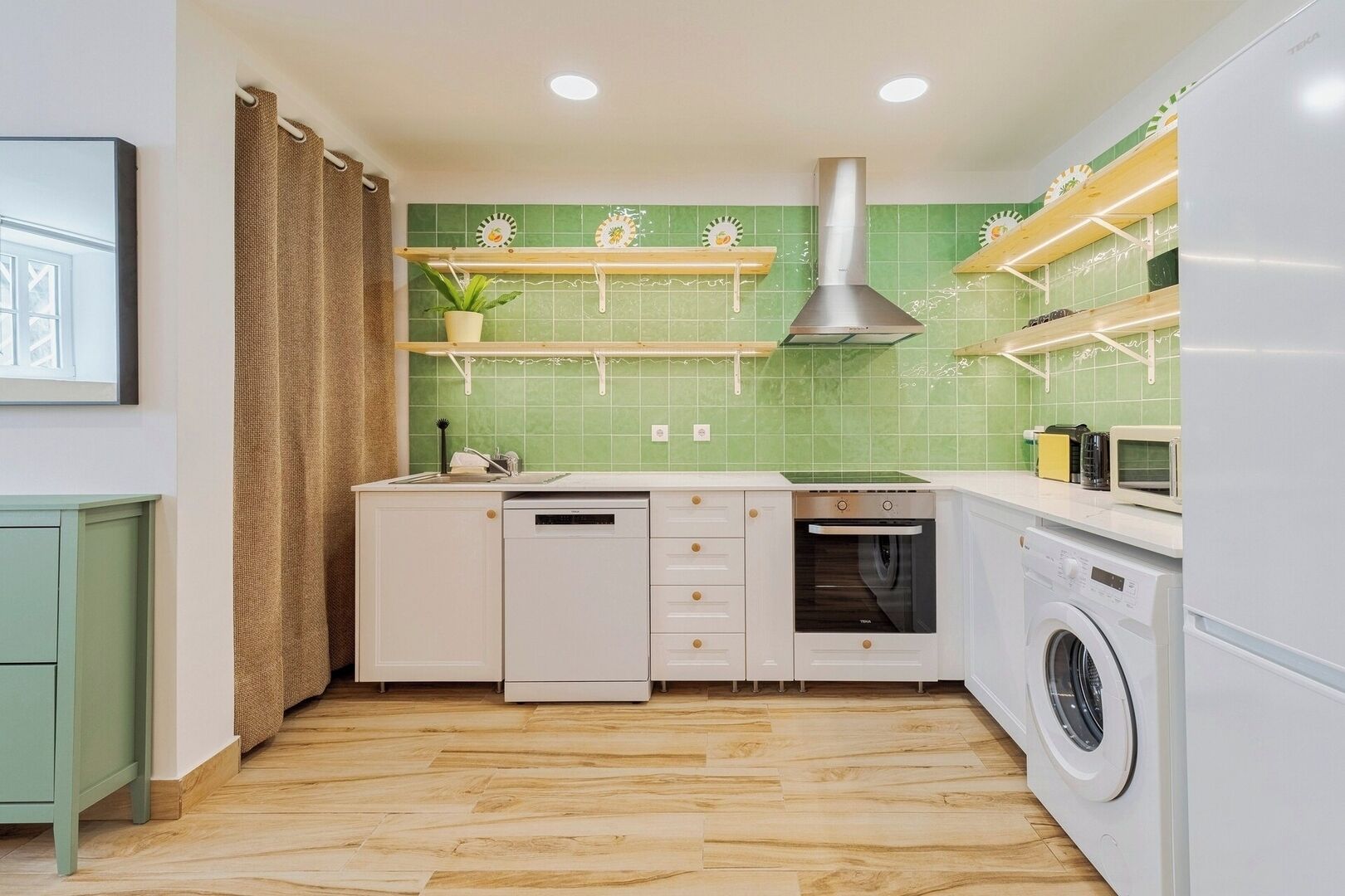 Geladeira, micro-ondas, fogão, cooktop