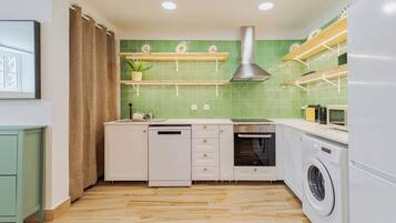 Geladeira, micro-ondas, fogão, cooktop