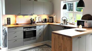 Microwave, oven, dishwasher, coffee/tea maker