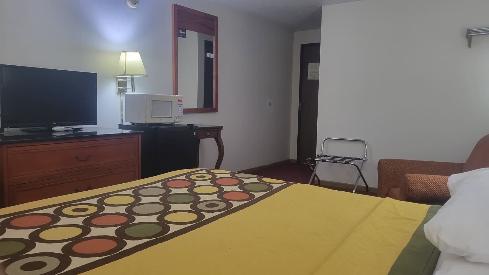 Single Room, 1 Queen Bed, Non Smoking, Microwave | Desk, laptop workspace, free WiFi, bed sheets