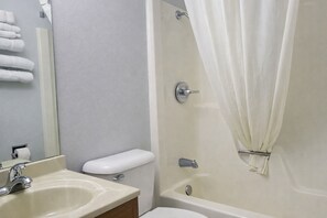 Combined shower/tub, hair dryer, towels, soap - ALGONA INN (Algona)