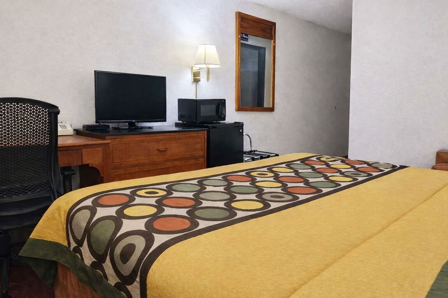 Single Room, 1 King Bed, Non Smoking, Microwave | Desk, laptop workspace, free WiFi, bed sheets